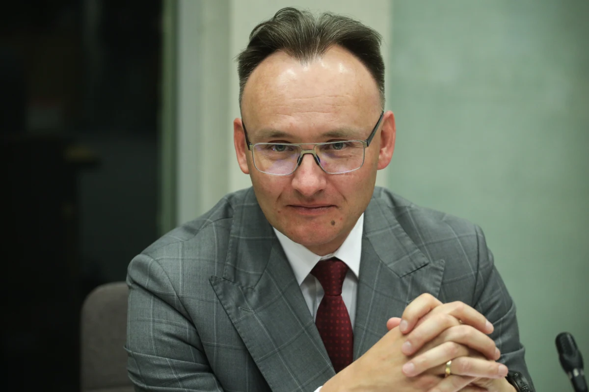 Były dyrektor Departamentu Spraw Rodzinnych i Nieletnich w Ministerstwie Sprawiedliwości Mikołaj Pawlak nie stawił się w poniedziałek przed komisją śledczą ds. Pegasusa. Szefowa komisji Magdalena Sroka zapowiedziała, że zwróci się do sądu z wnioskiem o zastosowanie wobec niego kary porządkowej.