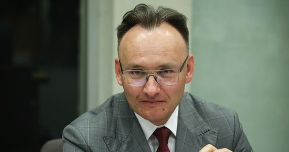 Były dyrektor Departamentu Spraw Rodzinnych i Nieletnich w Ministerstwie Sprawiedliwości Mikołaj Pawlak nie stawił się w poniedziałek przed komisją śledczą ds. Pegasusa. Szefowa komisji Magdalena Sroka zapowiedziała, że zwróci się do sądu z wnioskiem o zastosowanie wobec niego kary porządkowej.