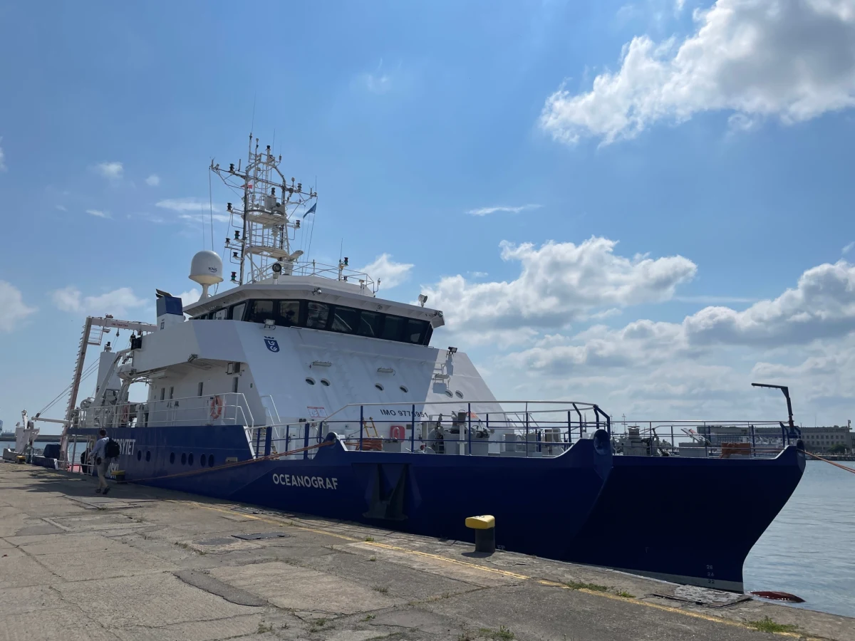 Oceanograf, czyli statek naukowy Uniwersytetu Gdańskiego i "Oceania", należąca do Polskiej Akademii Nauk, wypłynęły dziś z portu w Gdyni w kierunku Arktyki. Celem wyprawy są badania naukowe. Dziennik pokładowy ma prowadzić jeden z załogantów: pisarz Zygmunt Miłoszewski.  