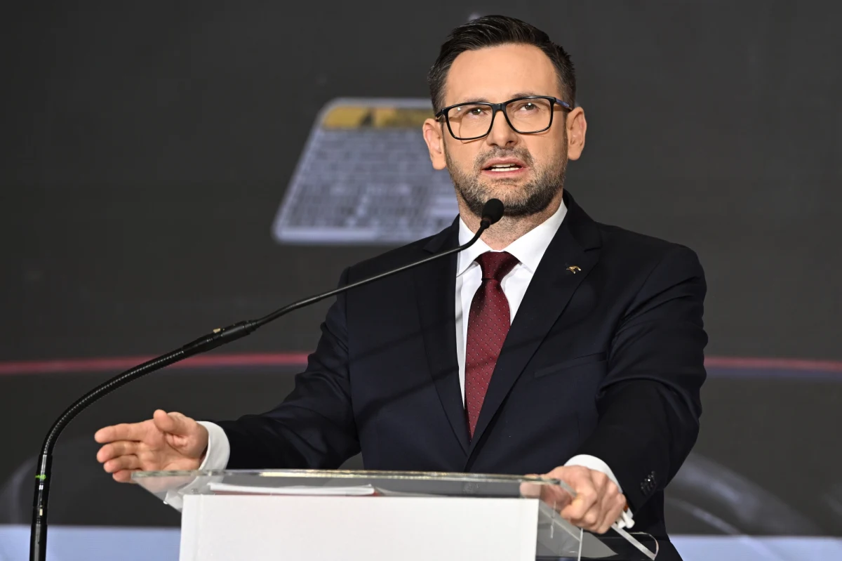 "Termin przesłuchania Daniela Obajtka został wyznaczony na drugą połowę czerwca" - poinformował Piotr Skiba z Prokuratury Okręgowej w Warszawie. Prokuratura otrzymała pełnomocnictwo, a doręczenie uznano za skutecznie wykonane. Były prezes Orlenu Daniel Obajtek przekazał pełnomocnictwo do reprezentowania go przed prokuraturą i sejmową komisją śledczą mecenasowi Wojciechowi Nartowskiemu. "Poszukiwanie adresów mojego klienta nie jest konieczne" - powiedział adwokat, potwierdzając otrzymanie pełnomocnictw.