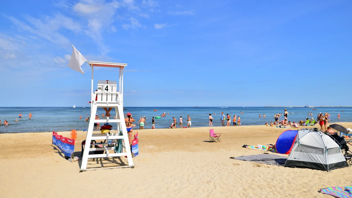 Ostatnie wolne miejsca zostały dla ratowników wodnych na plażach nad Bałtykiem. Po raz pierwszy od pandemii nie ma problemu ze znalezieniem obsad wież ratowniczych. Ratownicy zarobią też więcej niż przed rokiem.