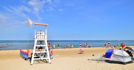 Ostatnie wolne miejsca zostały dla ratowników wodnych na plażach nad Bałtykiem. Po raz pierwszy od pandemii nie ma problemu ze znalezieniem obsad wież ratowniczych. Ratownicy zarobią też więcej niż przed rokiem.