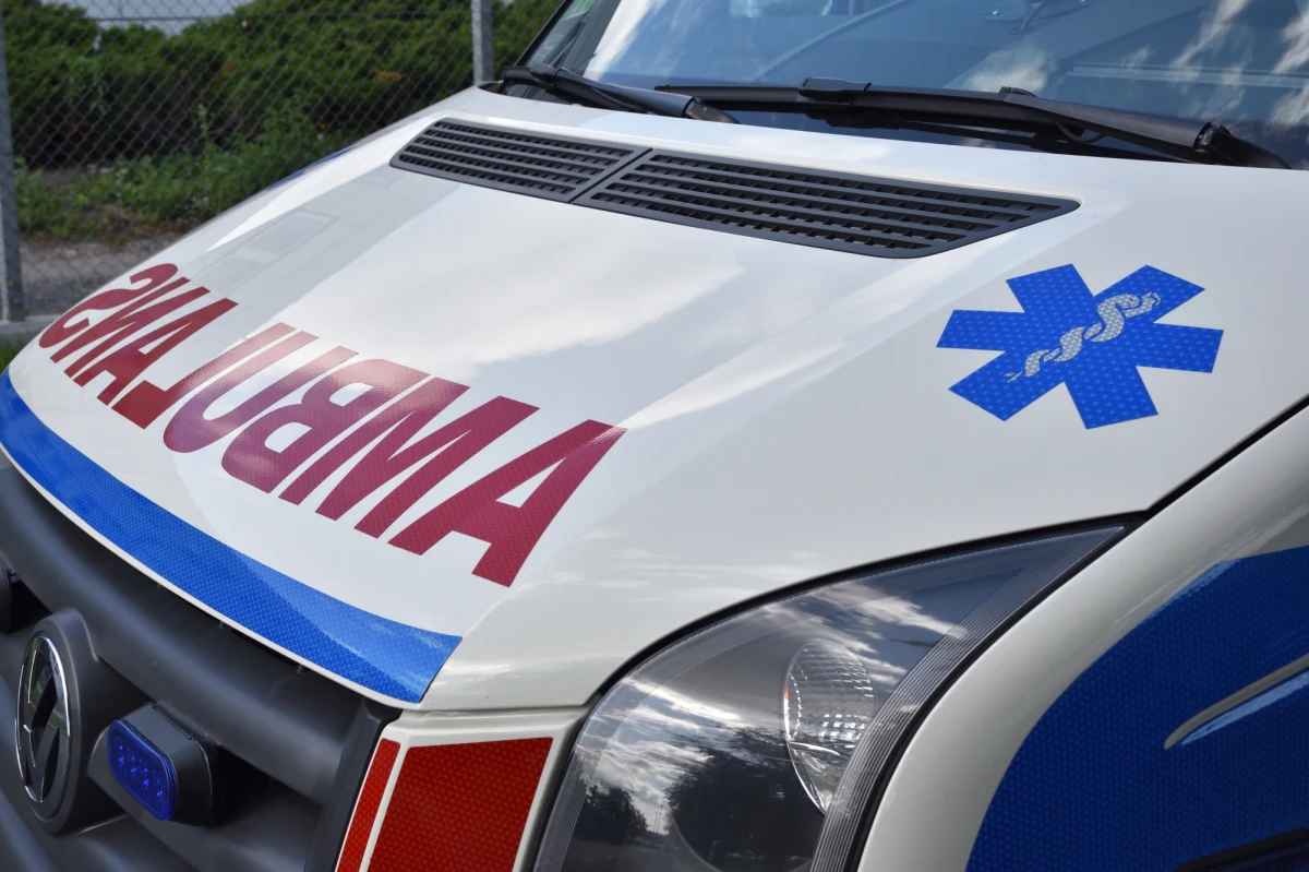 Pierwszy sezonowy ambulans wraz z zespołem ratownictwa medycznego dyżuruje już w Świnoujściu. Kolejne karetki w pasie nadmorskim dołączą do niego 24 czerwca. W wakacje w popularnych miejscowościach wypoczynkowych przybędzie 7 sezonowych zespołów ratownictwa medycznego.