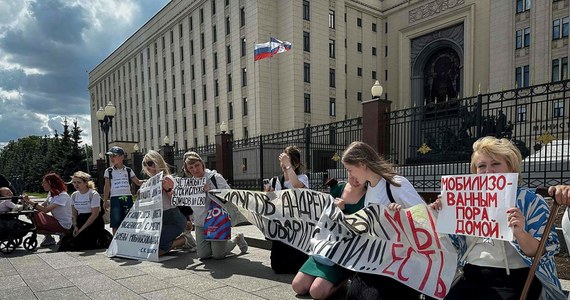 Około 15 żon rosyjskich żołnierzy zmobilizowanych na wojnę na Ukrainie zebrało się w poniedziałek przed ministerstwem obrony w Moskwie, żądając powrotu mężów z frontu. Uczestniczki demonstracji apelowały także o spotkanie z nowym ministrem obrony Rosji Andriejem Biełousowem.