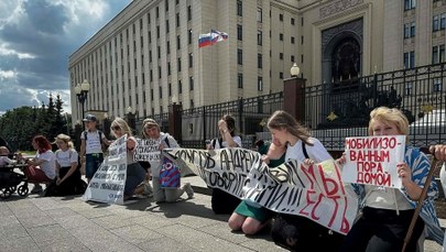 ​Żony rosyjskich żołnierzy demonstrowały przed ministerstwem obrony w Moskwie