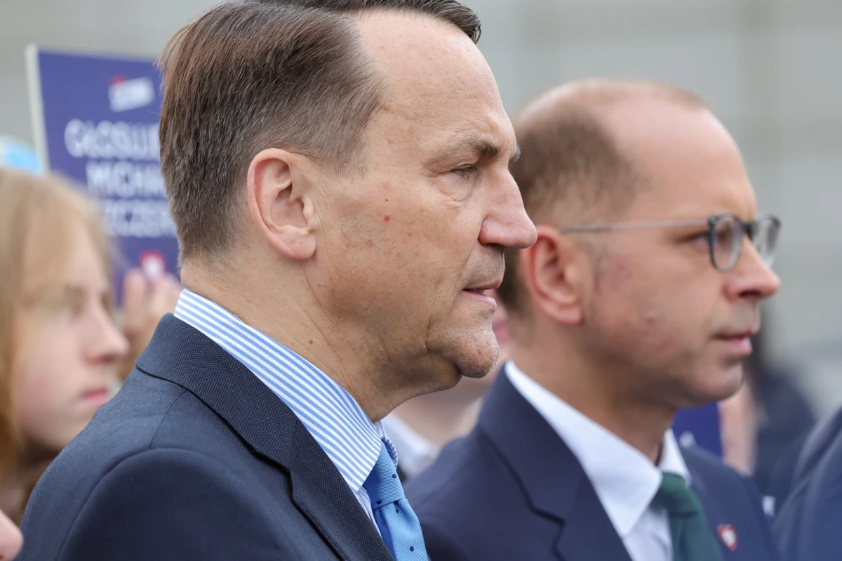 Polska przygotuje kampanię informacyjną skierowaną do mieszkańców krajów, z których pochodzą osoby próbujące nielegalnie przekroczyć granicę z Białorusią. Materiały straży granicznej i wojska mają uświadamiać, że przekroczenie granicy nie jest tak łatwe, jak wmawia się to ludziom, kusząc możliwością migracji. O sprawie poinformował minister Radosław Sikorski.