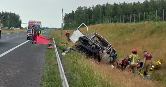 Dwie osoby zginęły, a cztery zostały ranne w wypadku, do którego doszło na trasie S7 koło Nidzicy w województwie warmińsko-mazurskim. Dachował tam bus.