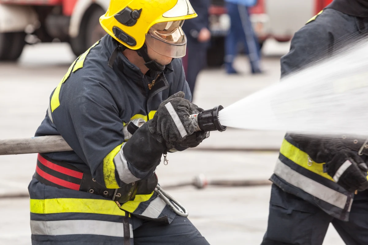 Strażacy dogaszają pożar poddasza domu parafialnego przy kościele bł. Karoliny w Tychach, który wybuchł w poniedziałek po południu. Z budynku ewakuowano około 30 dzieci i ich opiekunów, nikomu nic się nie stało - przekazała straż pożarna.