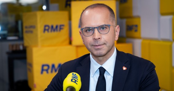 "Daniel Obajtek ostentacyjnie lekceważy instytucje państwa polskiego" - mówił Michał Szczerba w Rozmowie o 7:00 w Radiu RMF24. Przewodniczący sejmowej komisji ds. afery wizowej potwierdził, że były szef Orlenu został skutecznie wezwany na jutrzejsze posiedzenie komisji, które odbędzie się o godzinie 15:00. W trakcie Rozmowy o 7:00 mówił o roli Obajtka w wydawaniu wiz obcokrajowcom. Ujawnił też, że w piątek do MSZ zostaną przesłane wnioski pokontrolne NIK w sprawie ściągania do Polski cudzoziemców.