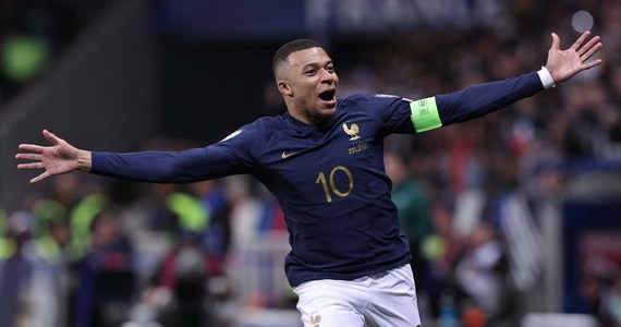 Kylian Mbappe piłkarzem Realu Madryt! "Królewscy" oficjalnie ogłosili transfer Francuza! 25-latek związał się ze zwycięzcą Ligi Mistrzów 5-letnim kontraktem.