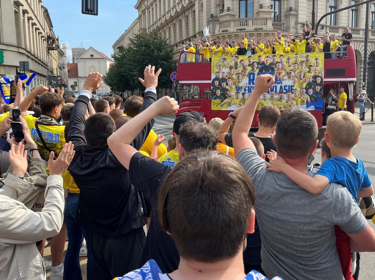 Kibice z Lublina świętowali wczoraj awans ich drużyny do piłkarskiej ekstraklasy. Zawodników Motoru Lublin witali jak bohaterów. Wyczekiwany od 32 lat awans rozpalił w kibicach nowe nadzieje.