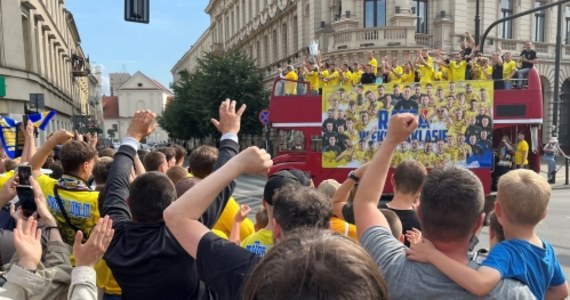 Kibice z Lublina świętowali wczoraj awans ich drużyny do piłkarskiej ekstraklasy. Zawodników Motoru Lublin witali jak bohaterów. Wyczekiwany od 32 lat awans rozpalił w kibicach nowe nadzieje.