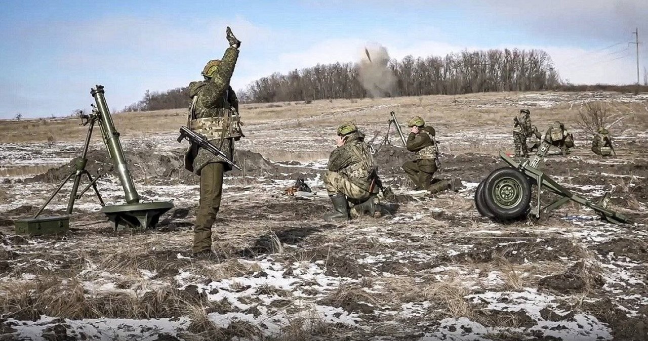 Dowódcy rosyjskiej armii mówią o cudzie. Otóż w obwodzie charkowskim dwóch rosyjskich żołnierzy uniknęło ataku wielu ukraińskich dronów kamikadze. Ich koledzy określili ich mianem terminatorów. Całe wydarzenie uwieczniono na materiale filmowym.