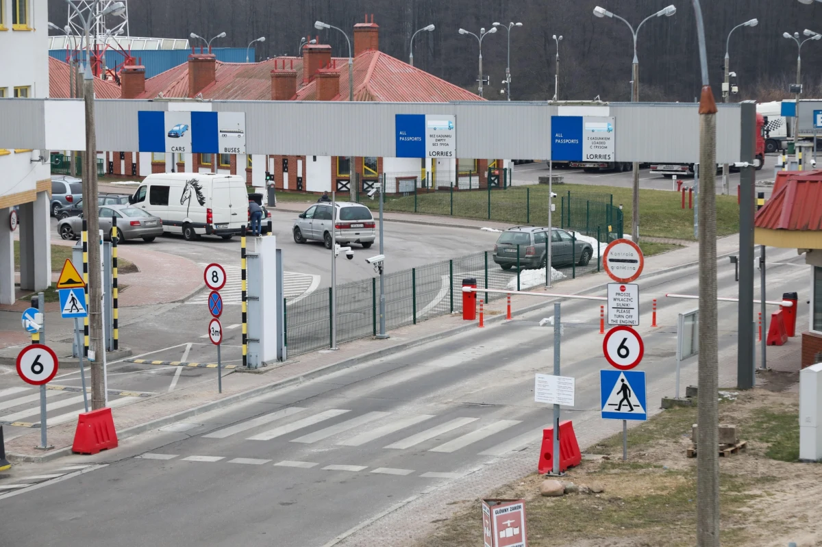 Szef MSZ Radosław Sikorski ocenił, że sytuacja w relacjach z Białorusią nie pozwala na otwarcie przejścia granicznego w Bobrownikach (Podlaskie). "Jak Kuba Bogu, tak Bóg Kubie" - mówił minister w Białymstoku. Zwracał uwagę, jak wiele działań przeciwko Polsce obejmuje wojna hybrydowa.