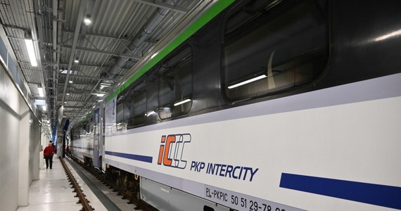 Od niedzieli (9 czerwca) zostanie zniesiony obowiązek rezerwacji miejsc w części pociągów - poinformowała w poniedziałek spółka PKP Intercity. To oznacza, że zapełnienie w pojazdach będzie mogło przekroczyć 100 proc., natomiast pasażerowie będą mogli odbyć podróż bez wskazania miejsca na bilecie.