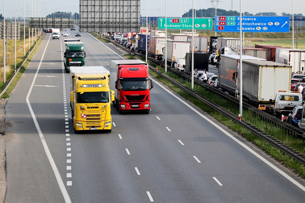 Przewoźnicy szykują akcję poprzedzającą ewentualny protest w Warszawie. Jak dowiedział się dziennikarz RMF FM, właściciele firm transportowych będą domagać się wsparcia od rządu w trzech punktach stolicy: przed Sejmem, przed kancelarią premiera i przed Ministerstwem Infrastruktury.