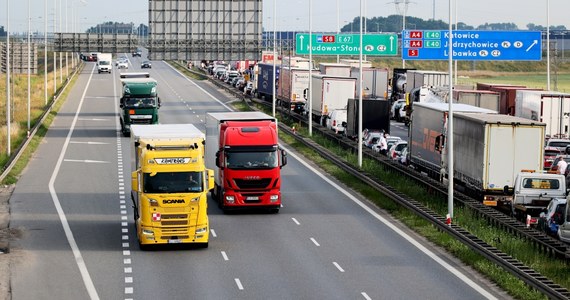 Przewoźnicy szykują akcję poprzedzającą ewentualny protest w Warszawie. Jak dowiedział się dziennikarz RMF FM, właściciele firm transportowych będą domagać się wsparcia od rządu w trzech punktach stolicy: przed Sejmem, przed kancelarią premiera i przed Ministerstwem Infrastruktury.