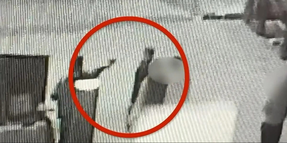 Stołeczna policja szuka mężczyzny, który atakował przechodniów bronią pneumatyczną. Opublikowano nagranie z monitoringu, na którym widać jego agresywne zachowanie. 