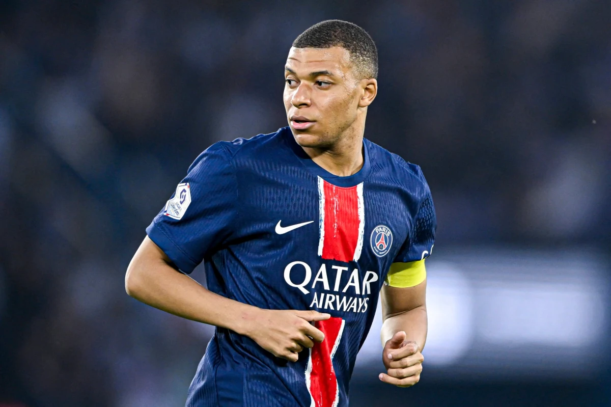 Dobiegła końca chyba najdłużej trwająca obecnie transferowa saga. Po kilku latach spekulacji i oczekiwań Kylian Mbappe zamienia Paryż na Madryt i będzie piłkarzem Realu. Drużynie "Królewskich" marzy się zapewne nowa era Galacticos. Transfer Francuza powinien zagwarantować dużo bramek i ogromne przychody finansowe. Na pierwszy rzut oka nie ma tu słabych punktów.