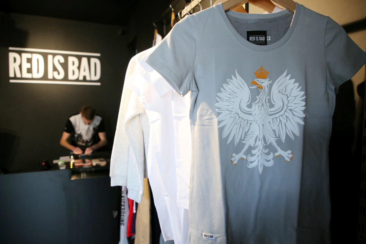 "Staram się nosić polską odzież. Firma Red is Bad to jest polski producent odzieży. Zdarza mi się nosić ich ubrania" - mówił w Porannej rozmowie w RMF FM prezydent Andrzej Duda, nawiązując do ujawnionej przez Onet afery wokół znanego producenta odzieży z motywami patriotycznymi. "Dowiedziałem się o tej sytuacji wczoraj z mediów" - dodał. 
