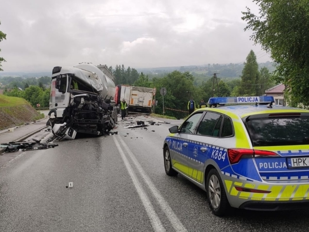 Zderzenie dwóch ciężarówek w Zarzeczu (Podkarpackie). Kierujący mercedesem został zakleszczony w pojeździe. Strażakom przy pomocy narzędzi hydraulicznych udało się go wydobyć. 63-latek został poważnie ranny. Co najmniej do godz. 12 droga wojewódzka nr 992 będzie całkowicie zablokowana. 