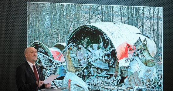 Przekroczenie uprawnień i niedopełnienie obowiązków przez członków podkomisji poprzez zniszczenie, utratę lub ukrycie udostępnionych im 23 dowodów rzeczowych - tego m. in. dotyczą śledztwa w związku z nieprawidłowościami w funkcjonowaniu byłej Podkomisji do Ponownego Zbadania Wypadku Lotniczego w Smoleńsku – poinformowała dziś prokuratura.