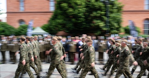 Żołnierze Wojsk Obrony Terytorialnej, a także żołnierze aktywnej i pasywnej rezerwy mają więcej zarabiać. Ich dzienne uposażenia zamierza podnieść resort obrony. Jest projekt rozporządzenia w tej sprawie.