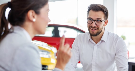 Koszty związane z zakupem nowego samochodu do firmowej floty pojazdów można pokryć na wiele sposobów. Najpopularniejsza opcja to klasyczny leasing, w ramach którego przedsiębiorca spłaca całą wartość pojazdu przez czas określony w umowie. Są jednak pewne alternatywy dla takiego rozwiązania. Jedną z nich jest pożyczka leasingowa. Przejdź dalej i poznaj różnice pomiędzy standardowym leasingiem samochodowym a pożyczką leasingową.