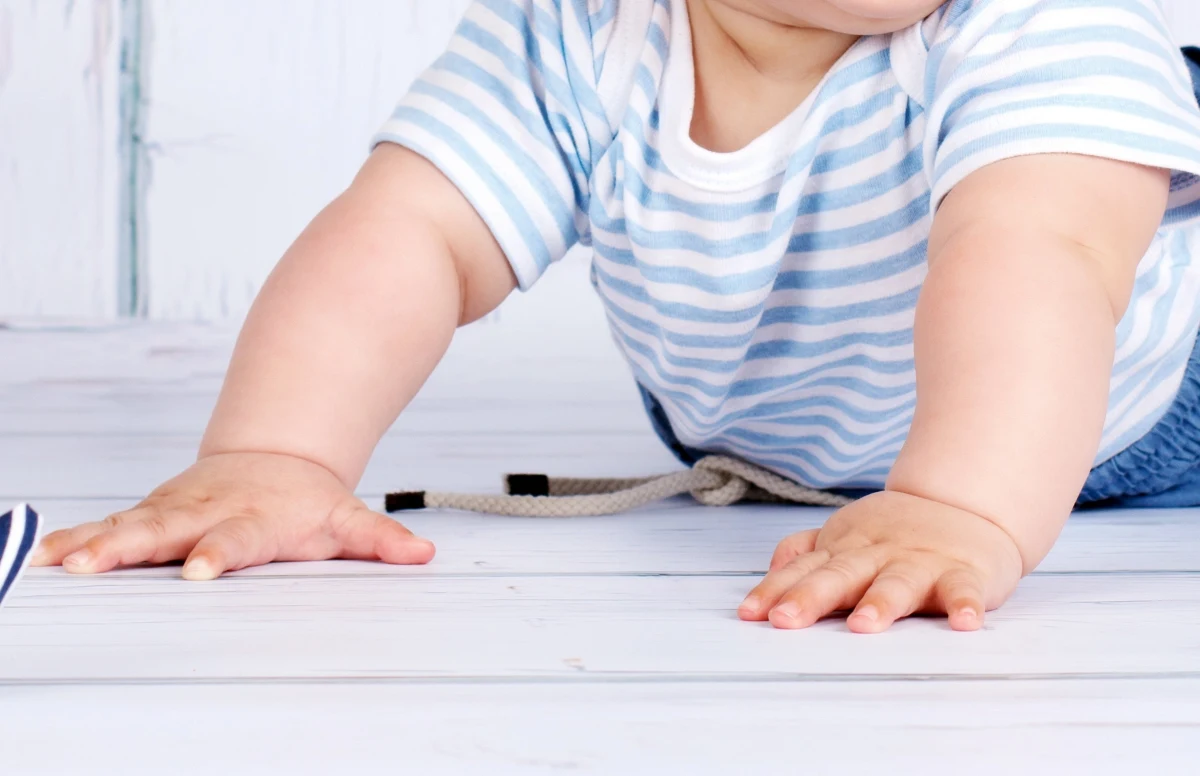 Białogardzka policja zatrzymała rodziców 1,5-rocznego chłopca z Karlina, który z poparzeniami twarzy, szyi i klatki piersiowej przebywa w szpitalu w Szczecinie. Śledztwo wszczęte zostało w kierunku znęcania się nad dzieckiem.