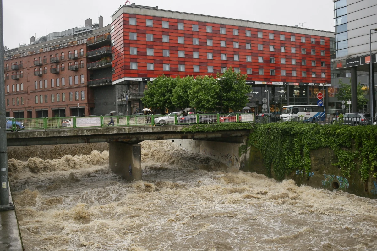 Prezydent Bielska-Białej ogłosił alarm powodziowy. W rozmowie z Radiem RMF24 powiedział, że miasto jest przygotowane na najgorsze. Wyznaczane są miejsca ewakuacji, choć, jak podkreślił, obecnie takiej nie zarządzono. W mieście po ulewach zalane zostały całe dzielnice. Jarosław Klimaszewski powiedział nam, że takich opadów w Bielsku-Białej nie było od 1972 roku. 