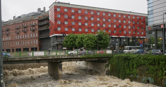 Prezydent Bielska-Białej ogłosił alarm powodziowy. W rozmowie z Radiem RMF24 powiedział, że miasto jest przygotowane na najgorsze. Wyznaczane są miejsca ewakuacji, choć, jak podkreślił, obecnie takiej nie zarządzono. W mieście po ulewach zalane zostały całe dzielnice. Jarosław Klimaszewski powiedział nam, że takich opadów w Bielsku-Białej nie było od 1972 roku. 