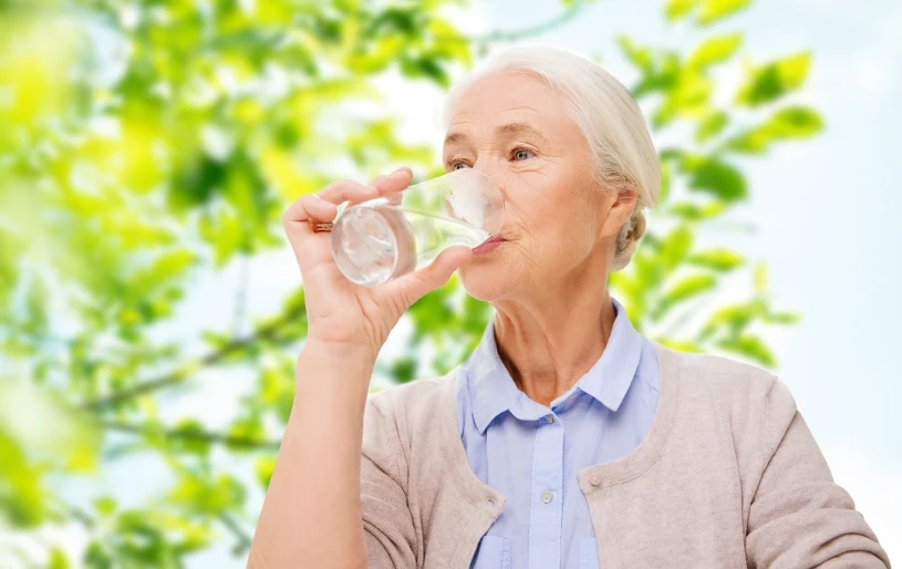 Seniors in summer: water and cool drinks are key to staying hydrated