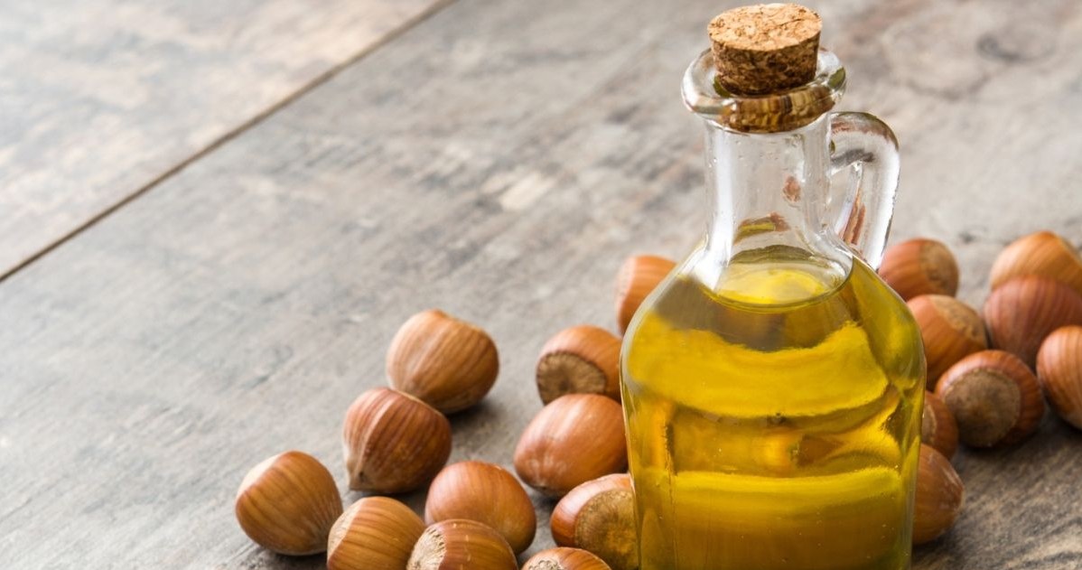 Nawilża i ujędrnia skórę, odżywia od wewnątrz. Dlaczego warto pić olej z orzechów laskowych?