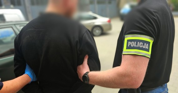 Jedna z pracownic banku w powiecie strzeleckim zawiadomiła policję, zaniepokojona nerwowo zachowującą się klientką. 70-letnia kobieta chciała jak najszybciej wypłacić 30 tys. zł. Jak się okazało, seniorka padła ofiarą oszustwa "na policjanta". 