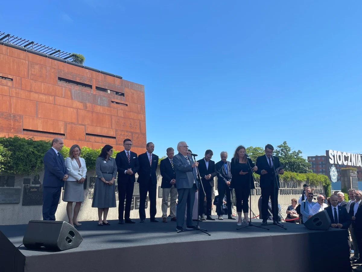 Dokładnie 35 lat temu - 4 czerwca 1989 roku - odbyły się pierwsze częściowo wolne wybory parlamentarne w Polsce. Dziś w samo południe głos zabrali uczestnicy tych wydarzeń i politycy. "Co by nie powiedzieć, to jednak był to wielki sukces narodu polskiego" - mówił były prezydent RP Lech Wałęsa.  