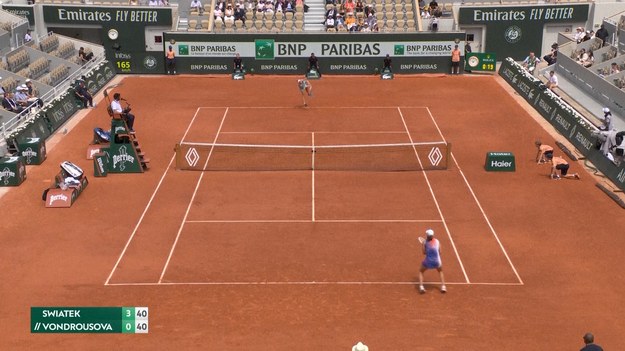 Broniąca tytułu Iga Świątek awansowała do półfinału French Open po kolejnym zwycięstwie we wtorek.

Iga Świątek wygrywa drugiego seta 6:2 i całe spotkanie 2:0. Kapitalny występ Polki, która zdominowała rywalkę i nie dała jej najmniejszych szans. Świątek w walce o finał zmierzy się z Coco Gauff.

Źródło: Associated Press