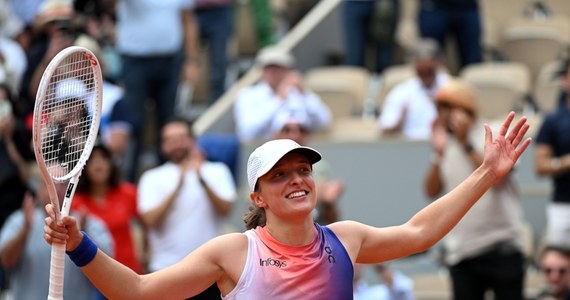 Iga Świątek wygrała w ćwierćfinale French Open 6:0, 6:2 z Czeszką Marketą Vondrousovą. Polka nie zostawiła złudzeń aktualnej mistrzyni Wimbledonu. Spotkanie trwało godzinę i dwie minuty. Prowadząca w światowym rankingu polska tenisistka walczy o trzeci z rzędu i czwarty w karierze triumf w Paryżu.