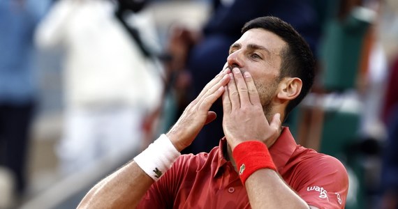 Z powodu kontuzji kolana broniący tytułu Novak Djokovic wycofał się z wielkoszlemowego turnieju French Open. Serbski tenisista miał w środę grać w ćwierćfinale z Norwegiem Casprem Ruudem. Jego decyzja oznacza, że w poniedziałek prowadzenie w światowym rankingu obejmie Włoch Jannik Sinner.