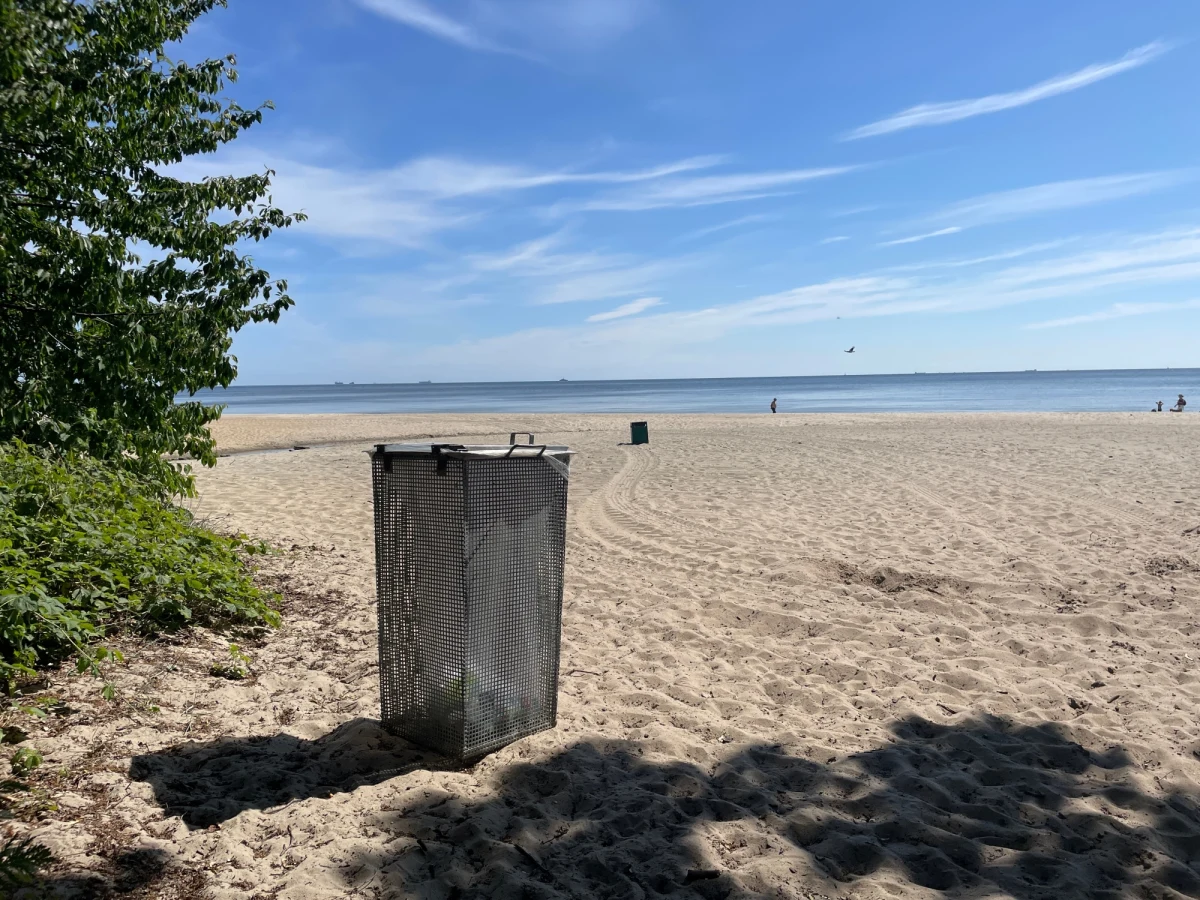 Blisko 40 ton śmieci zebrano od początku roku na gdyńskich plażach. Połowa to szkło. Plaże są sprzątane codziennie. Rocznie miasto wydaje na to ponad milion złotych i jak przyznają urzędnicy – koszty rosną wraz ze wzrostem liczby odpadów.