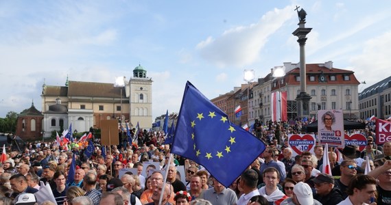 "Moje pokolenie dokładnie pamięta, o co chodziło 4 czerwca 1989 r. Chodziło o to, aby tutaj była Polska, a nie Rosja. I Lech Wałęsa, i 10 mln Polek i Polaków, razem z nim zdecydowali o tym, że tutaj jest Polska i że tu będzie Polska na wieki" - mówił Donald Tusk na Placu Zamkowym w Warszawie podczas wiecu Platformy Obywatelskiej w rocznicę pierwszych, częściowo wolnych wyborów z 1989 roku. Odnosząc się do zbliżających się eurowyborów, powiedział: "Listy wyborcze PiS do Parlamentu Europejskiego są tak naprawdę listami gończymi".