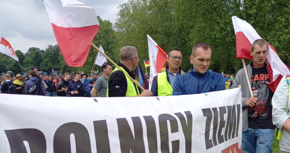 Europejscy rolnicy protestowali dziś w Brukseli. Sprzeciwiają się oni m.in. ustaleniom Zielonego Ładu i zalewowi produktów rolnych z Ukrainy. Polskę reprezentowała spora grupa osób. Miał być wśród nich również Jarosław Kaczyński, ale koniec końców, prezes PiS nie dotarł pod słynne Atomium.