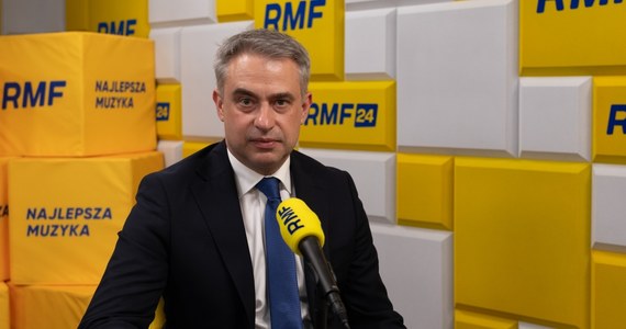 Rosyjskie GRU chciało wpłynąć na przebieg kampanii wyborczej do europarlamentu, wykorzystując cyberprzestrzeń - mówił w Popołudniowej rozmowie w RMF FM Krzysztof Gawkowski. Wicepremier i minister cyfryzacji podkreślał także, że za niedawnym atakiem na PAP najprawdopodobniej stała Rosja. 