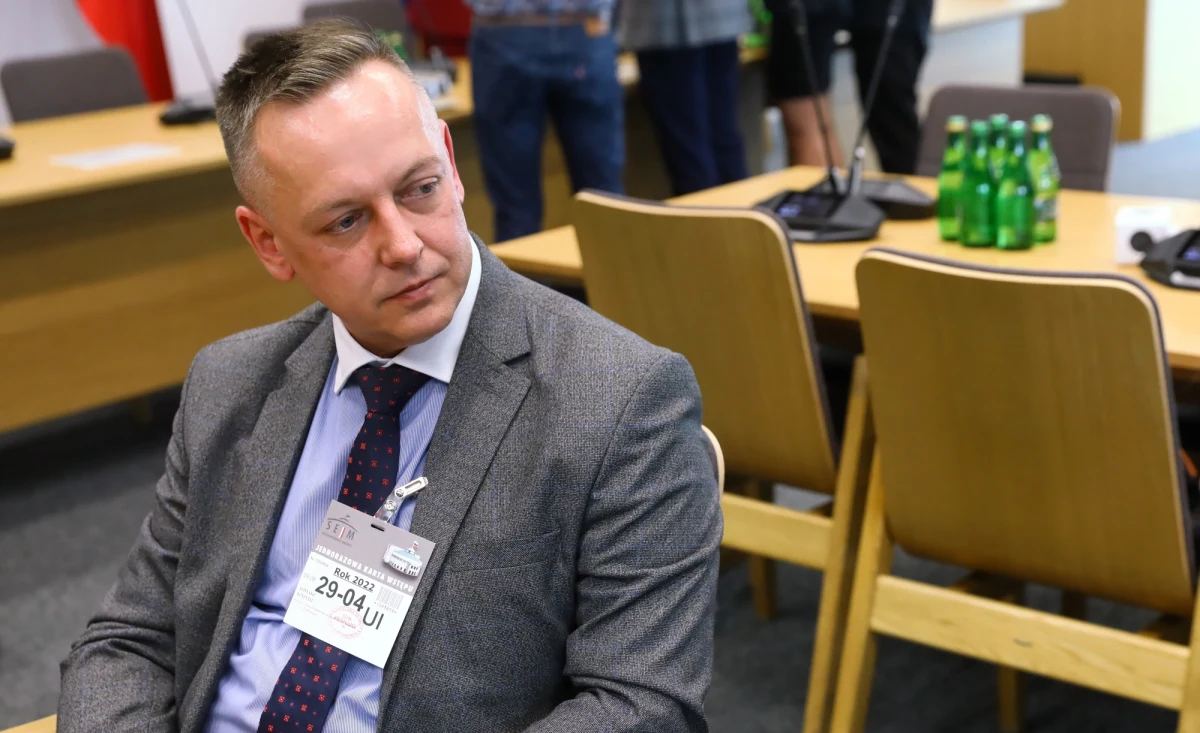 Interpol odmówił ścigania czerwoną notą byłego sędziego Tomasza Szmydta, ponieważ nie zezwala na przetwarzanie za pośrednictwem swoich kanałów informacji dotyczących działań przeciwko bezpieczeństwu państwa - poinformowała rzeczniczka KGP mł. insp. Katarzyna Nowak.