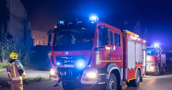 Strażacy w Gdańsku walczą z pożarem budynku po dawnej restauracji. W pobliżu tego obiektu jest stacja benzynowa.