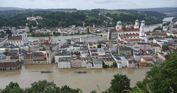 Do pięciu wzrosła liczba ofiar śmiertelnych powodzi w południowych Niemczech. Miasto Pasawa w Bawarii, położone nad trzema rzekami, ogłosiło we wtorek stan klęski żywiołowej. Poziom wody w Dunaju w Pasawie sięgnął 10 metrów.