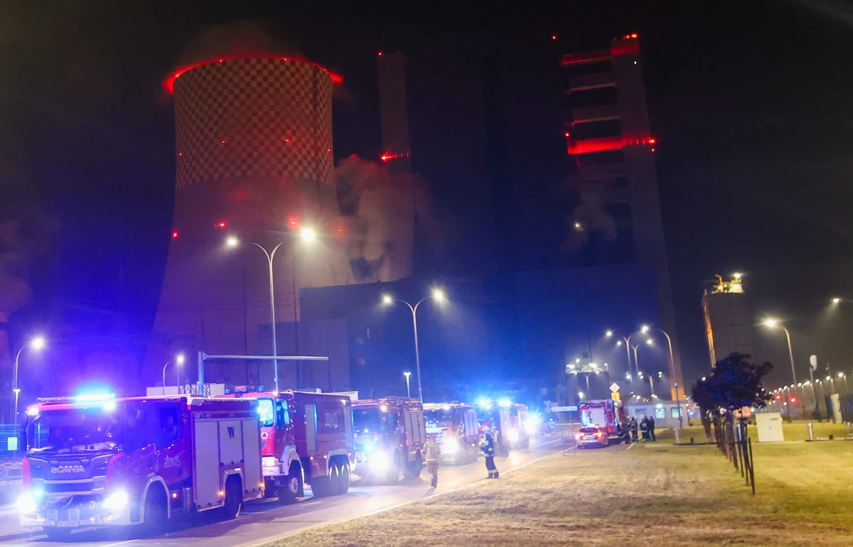Strażacy opanowali ogień, który pojawił się w jednym z bloków elektrowni Jaworzno w Śląskiem. Zapalił się tam olej układu hydraulicznego wentylatora spalin. Nikt nie został ranny.