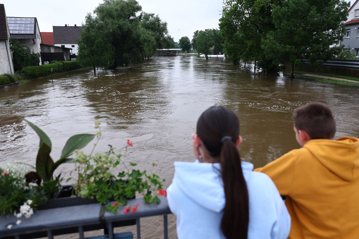 Powodzie w południowych Niemczech zbierają śmiertelne żniwo. Mowa jest już o 5 ofiarach. O niebywałym szczęściu może mówić 32-letnia kobieta z Neu-Ulm. Przed wodą uciekła na drzewo. Ratunek przyszedł po 62 godzinach.