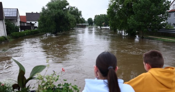 Powodzie w południowych Niemczech zbierają śmiertelne żniwo. Mowa jest już o 5 ofiarach. O niebywałym szczęściu może mówić 32-letnia kobieta z Neu-Ulm. Przed wodą uciekła na drzewo. Ratunek przyszedł po 62 godzinach.