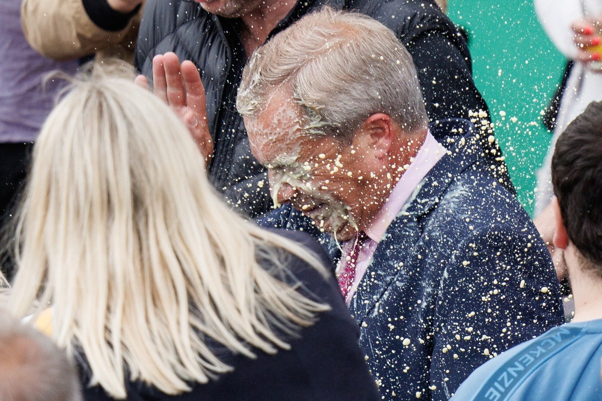 Nigel Farage, główny orędownik brexitu, który ponownie stoi na czele prawicowo-populistycznej partii Reform UK, został tuż po inauguracji swojej kampanii wyborczej oblany mlecznym koktajlem. W związku z incydentem aresztowane zostały dwie osoby.