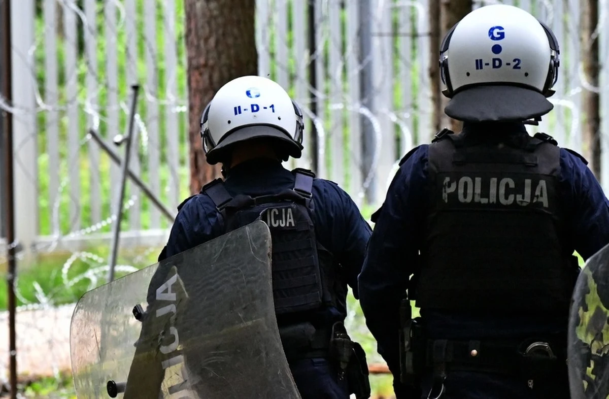 Atak na polskich policjantów na białoruskiej granicy. Polscy funkcjonariusze zostali obrzuceni kamieniami. Na szczęście policjantom nic się nie stało.